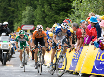 Danny Pate leading Egoi Martinez and Simon Gerrans 200m from finish at Prato Nevoso