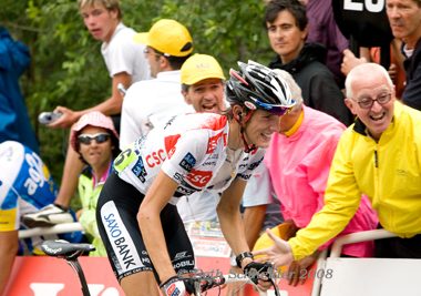 Frank Schleck 200m from taking yellow jersey