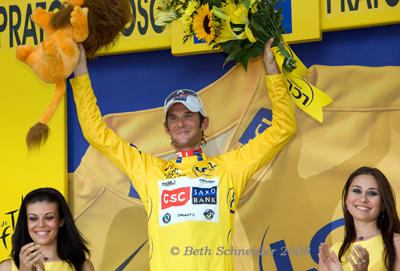 Frank Schleck waving in yellow jersey