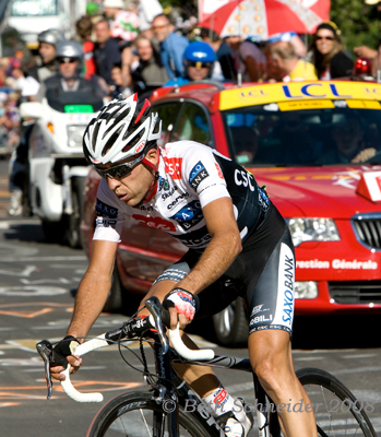 Carlos Sastre en route to win on Alpe d'Huez