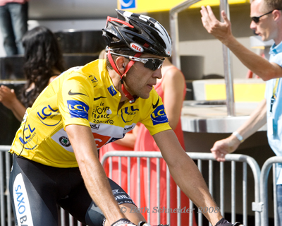 Carlos Sastre in yellow