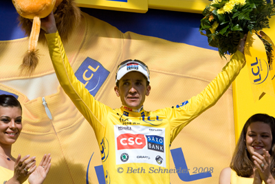 Carlos Sastre waving in yellow