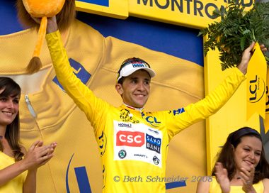 Carlos Sastre waving in yellow