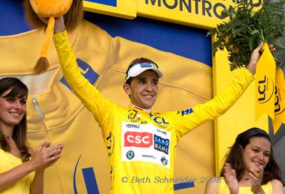 Carlos Sastre waving in yellow Carlos Sastre waving in yellow