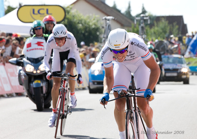Kirchen passing Andy Schleck Kirchen passing Andy Schleck