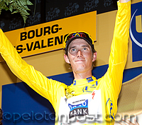 Andy Schleck waving in yellow