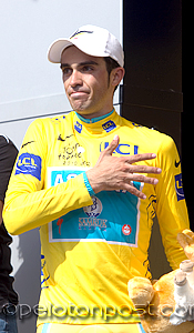 Contador emotional on podium Contador emotional on podium