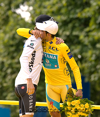 Contador, Schleck hug