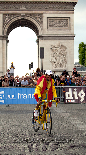 Contador riding by Arc