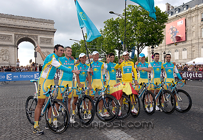 Astana Team by Arc de Triomphe