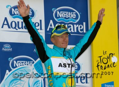 Vinokourov waving after Albi TT win