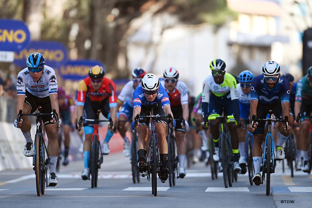 Tirreno-Adriatico: Fabio Jakobsen Strikes in Follonica – PelotonPost